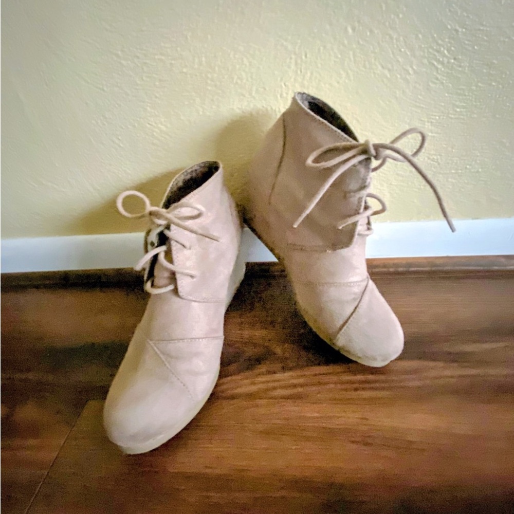 Womens Classified  Lace-Up Ankle Boots in Beige